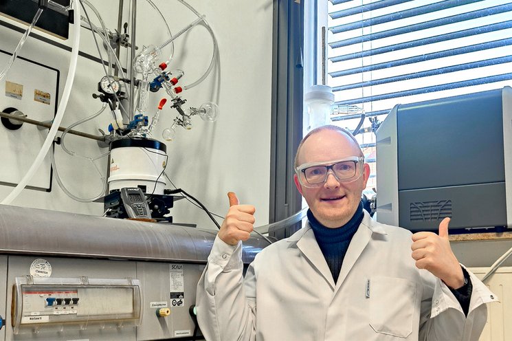 Dr. Eric Täuscher at the Schlenk line with vacuum screw pump from VACUUBRAND