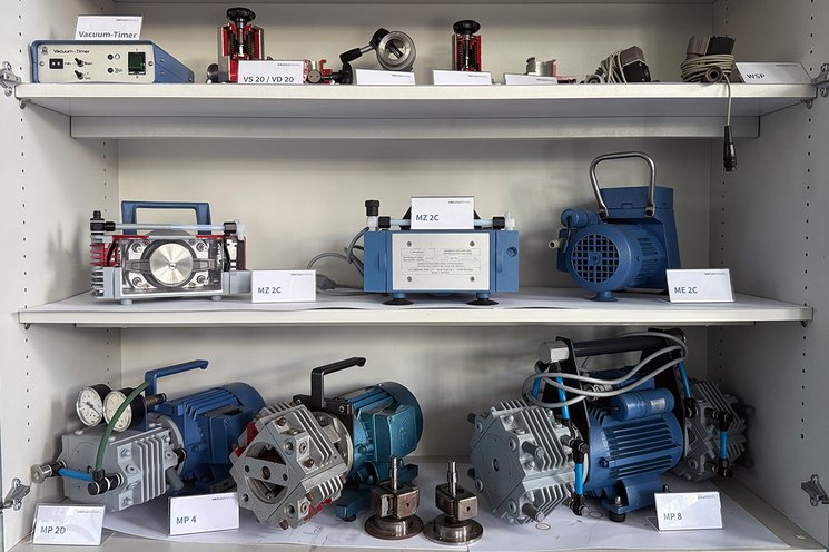 Historische Ausstellung von früheren VACUUBRAND-Vakuumpumpen in einem Regal