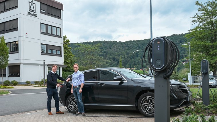 E-charging points of the Brand Group for climate-friendly mobility; Managing partners Dr. Christoph Schöler and Dr. Constantin Schöler (from left to right)